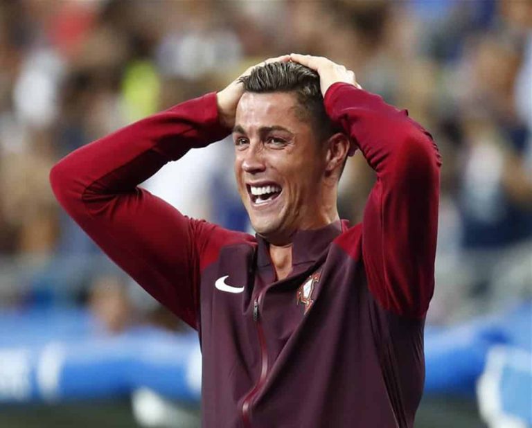 رونالدو ينهار من البُكاء بسبب والده (فيديو) انهيار كريستيانو رونالدو بالبكاء عند الحديث عن والده watanserb.com