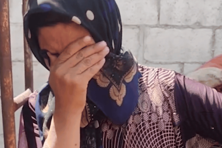 سورية تبكي بحرقة لعجزها عن توفير مأوى لأطفالها.. سبب قاس وراء طردها من منزلها (فيديو مؤثر) أمّ سورية تبكي بحرقة بعد طردها watanserb.com