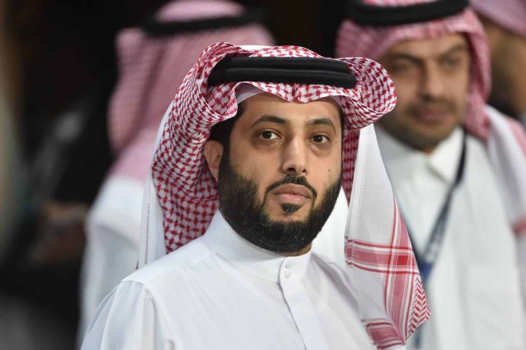 تركي آل الشيخ يحتضن ناصر الخليفي ويصف قطر “بالشقيقة”:”الله يوفقها بكأس العالم” تركي آل الشيخ watanserb.com