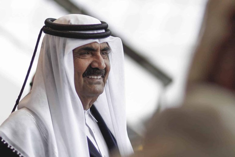 صورة الشيخ حمد بن خليفة تحت المطر تثير تفاعلاً واسعاً (شاهد) حمد بن خليفة watanserb.com