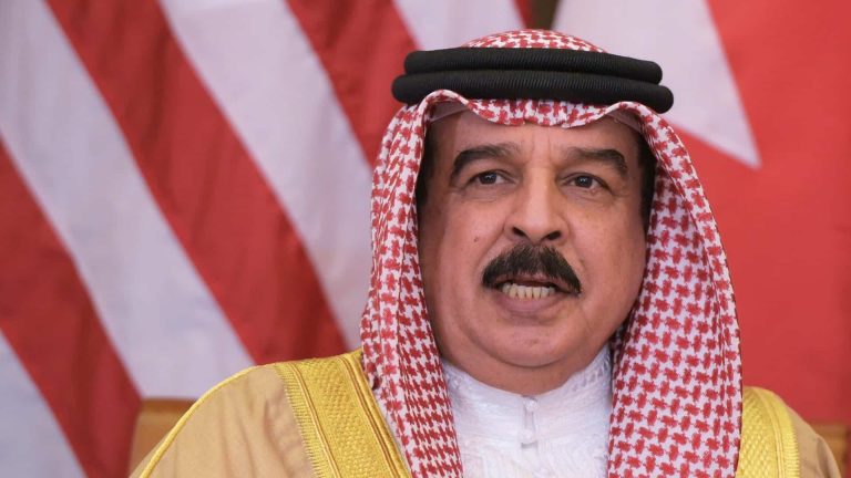 فضيحة ملك البحرين حمد بن عيسى وهذا ما جاء بصحيفة تابعة لمستشاره حمد بن عيسى watanserb.com
