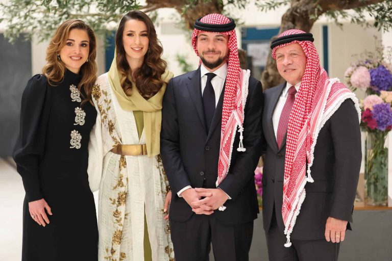 أكثر ما أثار ضجة في صور خطوبة الأمير الحسين بن عبدالله ورجوة آل سيف! (شاهد) خطوبة الأمير الحسين بن عبدالله ورجوة آل سيف watanserb.com
