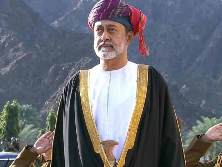 سلطان عمان يسدّد ديون الغارمين بالسلطنة ويُلغي أوامر حبسهم هيثم بن طارق watanserb.com