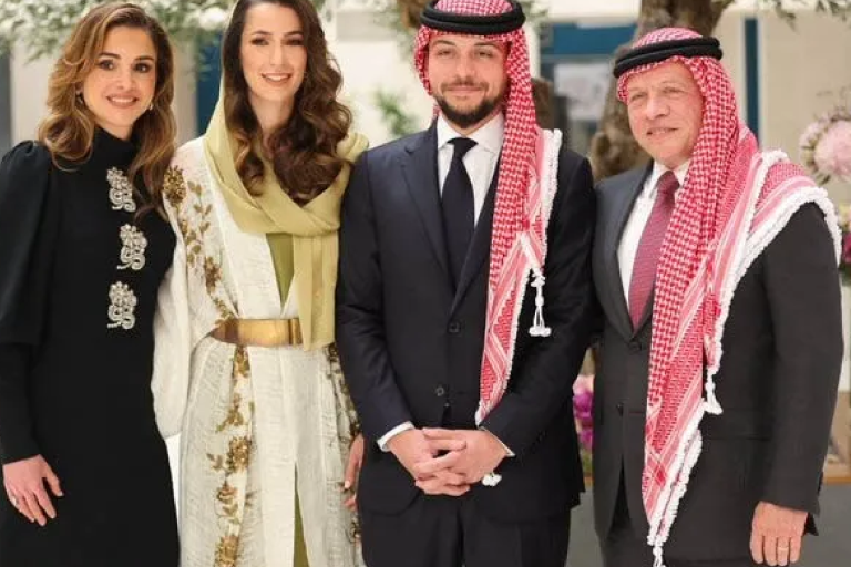 “حلوة”.. الملكة رانيا تغازل رجوة خالد عروس ابنها الأمير الحسين (شاهد) الملكة رانيا العبدالله وخطوبة الحسين watanserb.com
