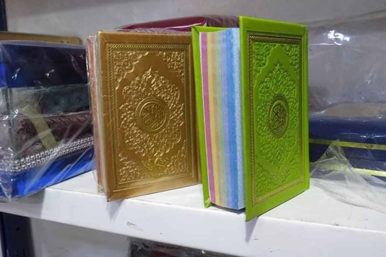 ضبط “مصاحف” بألوان علم المثليين تثير غضب الجزائريين (شاهد) مصاحف بألوان علم المثليين watanserb.com