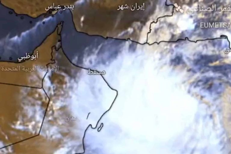 سلطنة عمان.. تعمق الحالة المدارية إلى منخفض مداري عميق وهذا ما رصدته صور الأقمار الصناعية! منخفض مداري watanserb.com