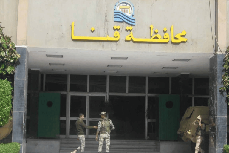 عزل مسؤول مصري بسبب حمالة صدر حمراء في حمام رجالي.. ما القصة؟ اقالة مسؤول في محافظة قنا بمصر watanserb.com