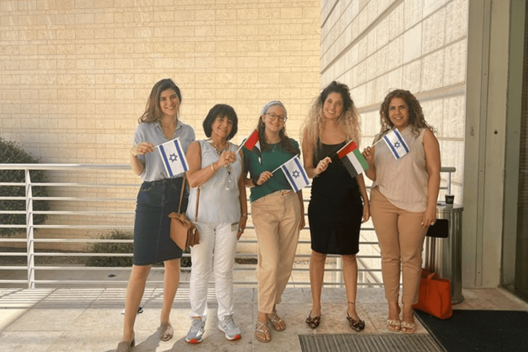 تحية من تل أبيب للمرأة الإماراتية watanserb.com