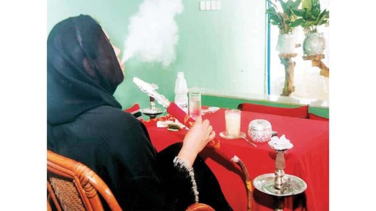 سعودية تشترط في عقد زواجها السماح لها بتدخين الشيشة فتاة سعودية وتدخين الشيشة watanserb.com