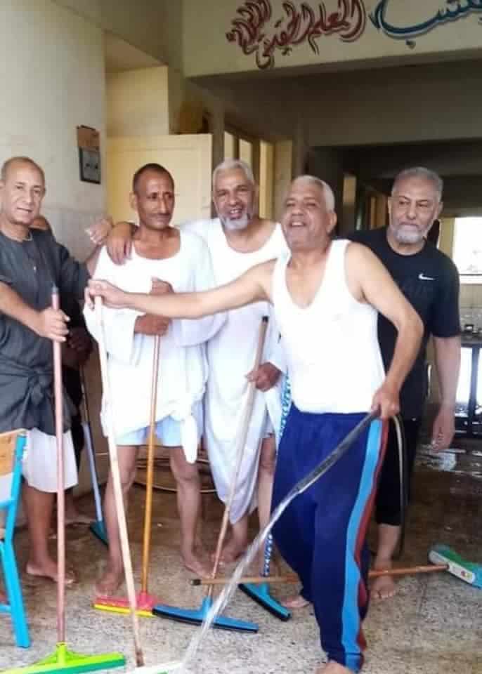 مسئولون عن مدرسة ابتدائي اسمها (نجع الكوم)منهم موجه ومنهم ناظر ومنهم مدرس