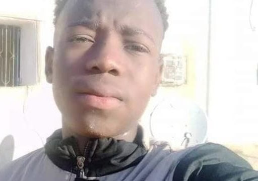 جرّده من ملابسه.. مشاهد قاسية لمُسلّح يعذب طفلاً سودانياً في ليبيا! (فيديو) جرده من ملابسه.. مشاهد قاسية لمسلح يعذب طفلاً سودانياً في ليبيا! (فيديو) watanserb.com