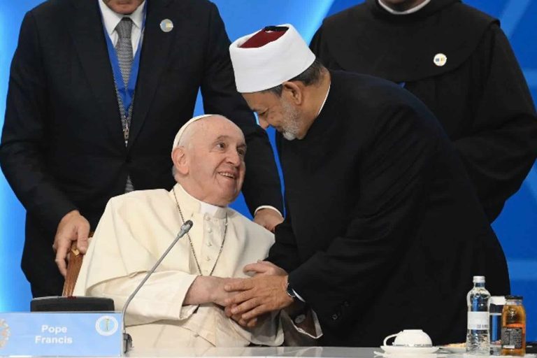 بماذا همس بابا الفاتيكان في أذن شيخ الأزهر؟ (فيديو) أحمد الطيب و بابا الفاتيكان watanserb.com