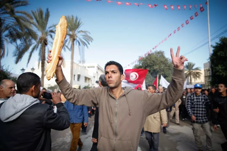تونس تضيق بأهلها.. مواطنون يبكون على المباشر وفضيحة لقيس سعيد (فيديو) أزمة تونس watanserb.com