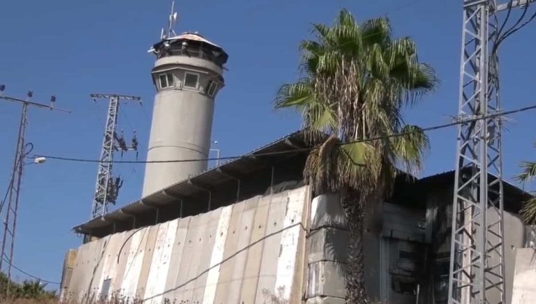 أثناء نوم الجنود .. إحراق برج عسكري إسرائيلي في الخليل (شاهد) إحراق البرج العسكري على مدخل بلدة بيت أمر شمال الخليل watanserb.com