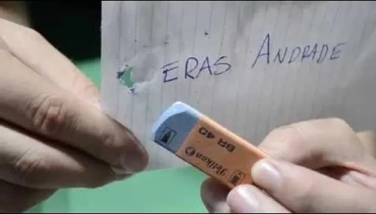 الجزء الأزرق من الممحاة لا يزيل الحبر كما كان يُعتقد
