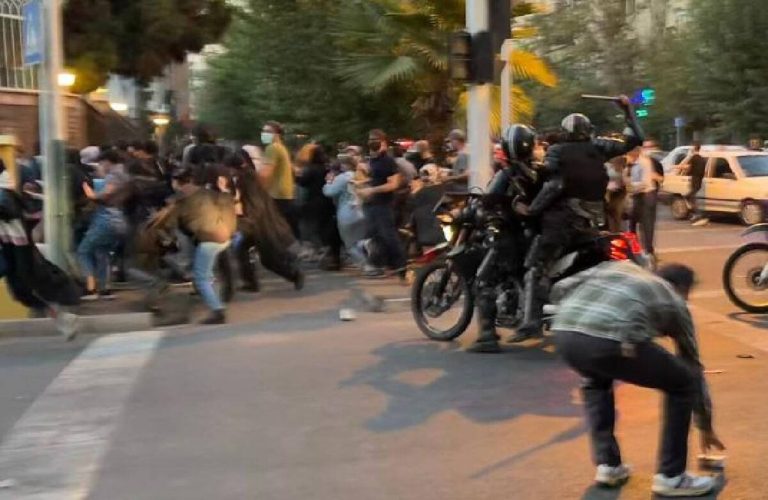 إيران تقمع مواطنيها خلف الأبواب المغلقة.. الإيرانيات ضحايا اعتداءات عنيفة لا يُردن الكشف عن تفاصيلها! المظاهرات الإيرانية watanserb.com