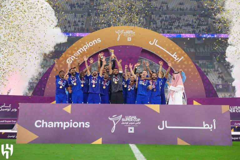 احتفال الهلال السعودي بكأس سوبر لوسيل الموندلي بعد فوزه على الزمالك watanserb.com