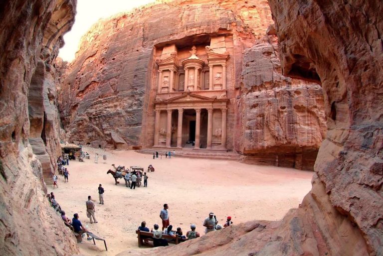 هل تم بيع موقع البترا التاريخي.. الخصاونة يرد ويوضح بيع موقع البترا watanserb.com