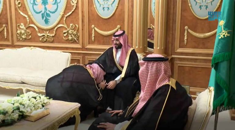 خالد بن سلمان يقبل ركبة والده وشقيقه محمد.. كيف علق مغردون وما علاقة محمد بن نايف! خالد بن سلمان watanserb.com