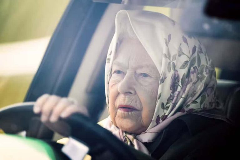 “من ميكانيكي إلى ملك السيارات” .. صور تبرز عشق الملكة إليزابيث للقيادة (شاهد) عشق الملكة إليزابيث للقيادة والسيارات watanserb.com