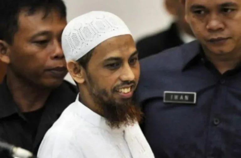 عمر باتيك صانع قنابل “انفجارات بالي”.. هل أُعيد تأهيله بعد 20 عاما من الاعتقال؟ إطلاق سراح عمر باتيك watanserb.com