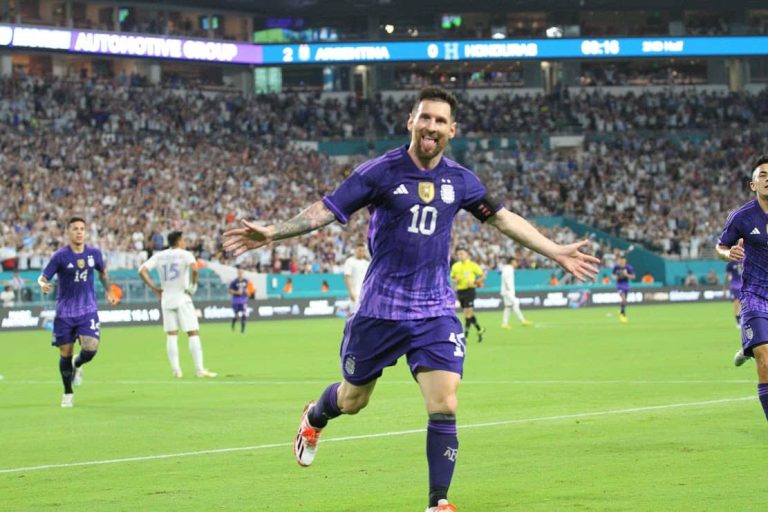 ميسي يتفوق على رونالدو وبيليه برقم قياسي جديد (صور) رقم ليونيل ميسي الجديد watanserb.com