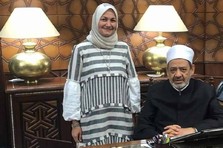 بلاغ ضد نهلة الصعيدي مستشارة شيخ الأزهر.. وأول رد منها على “انتمائها للإخوان” نهلة الصعيدي و أحمد الطيب watanserb.com