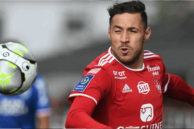 لاعب المنتخب الجزائري watanserb.com