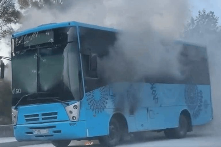 في حادثة مُروعة، “احتراق حافلة في طنجة” يثير غضبا بين رواد مواقع التواصل من أداء “الشركة المالكة” احتراق حافلة في المغرب watanserb.com