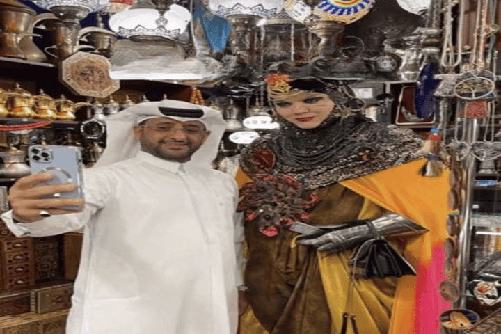 متحول جنسي وداعم للمثليين في سوق واقف يثير غضب القطريين (شاهد) متحول جنسي watanserb.com
