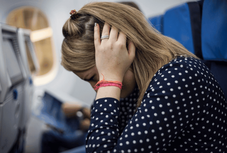 إنسداد الأذن في الطائرة..لماذا يحدث ومتى يجب أن تقلق؟ watanserb.com