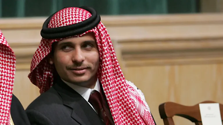 صحفي إسرائيلي يزعم.. الأمير حمزة بن الحسين حاول طعن طبيبه الذي يعالجه من الاكتئاب! الأمير حمزة بن الحسين watanserb.com