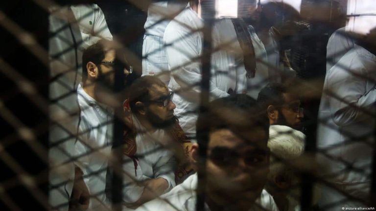 صعق على فرش مبللة وزجاجات للتبول.. أهوال التعذيب في سجون مصر وشهادات مرعبة السجناء في مصر watanserb.com
