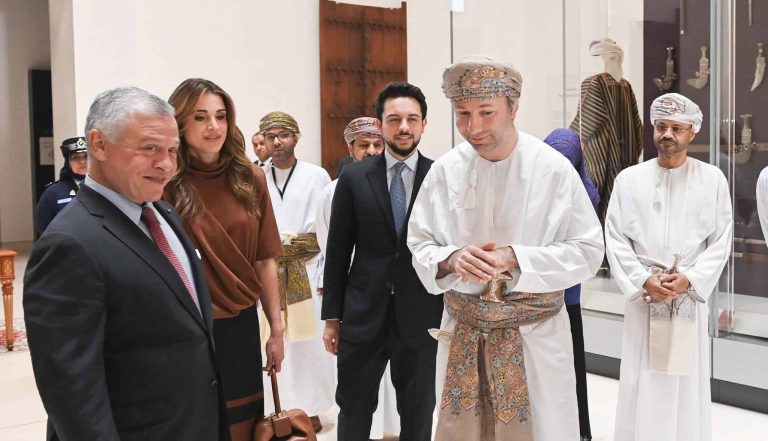 الملك عبدالله الثاني يتجول في المتحف الوطني العماني.. هذا ما كتبه في دفتر الزوار! (شاهد) الملك عبدالله الثاني watanserb.com