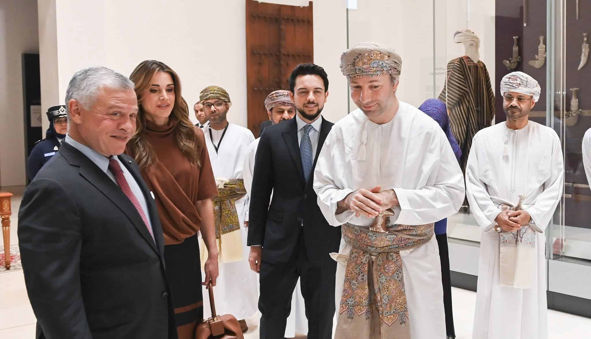 الملك عبدالله الثاني يتجول في المتحف الوطني العماني.. هذا ما كتبه في دفتر الزوار! (شاهد) الملك عبدالله الثاني watanserb.com