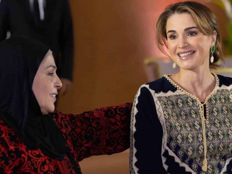 الملكة رانيا ترتدي ثوباً مطرزاً تقليدياً استكملت إطلالتها به بسعر صادم! watanserb.com