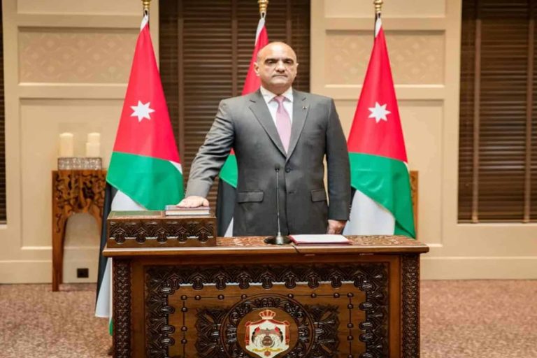 استقالة جماعية لوزراء الأردن وتعديل مرتقب لن يطال الوزارات السيادية بشر الخصاونة watanserb.com