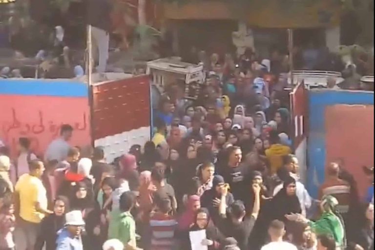 بلطجية يقتحمون مدرسة في مصر watanserb.com