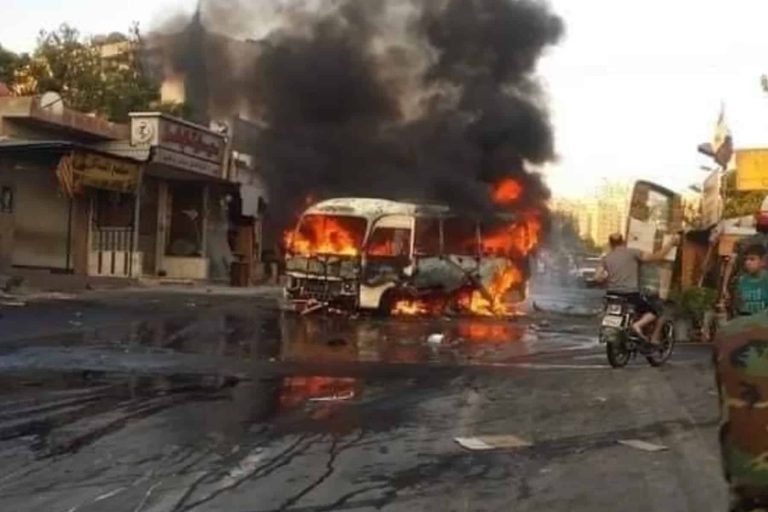 فيديو تفجير “باص مبيت” لقوات الأسد ومجزرة بصفوف جنود النظام تفجير باص مبيت watanserb.com