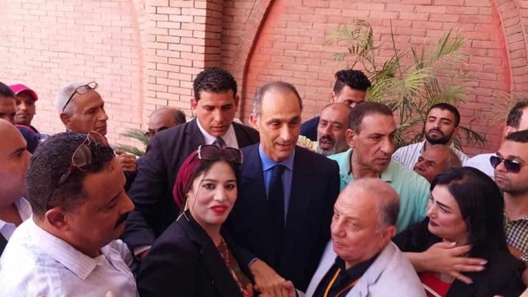 جمال مبارك يزور قبر والده في ذكرى نصر أكتوبر.. هذا ما فعله أحد الحاضرين وأثار الذهول جمال مبارك يزور قبر والده watanserb.com