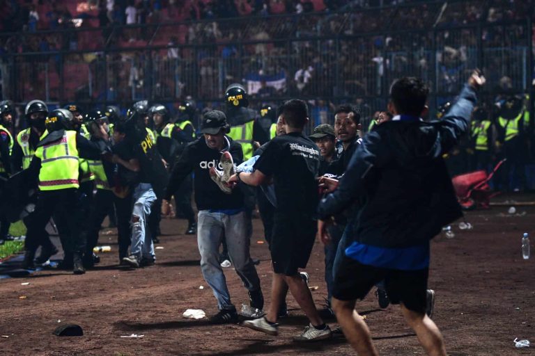 تضامن رياضي واسع مع ضحايا الحادث المأساوي في إندونيسيا (صور) تضامن رياضي واسع مع ضحايا كارثة إندونيسيا الكروية watanserb.com