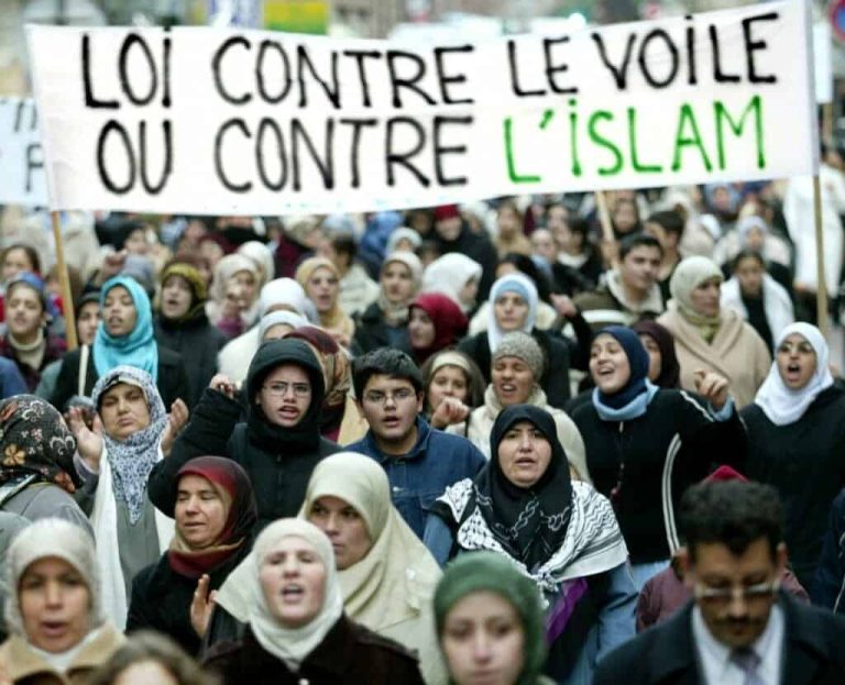 ممارسات عنصرية ضد طالبة مسلمة watanserb.com