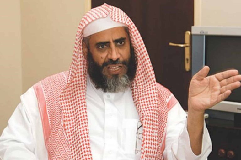 رد فعل عوض القرني عندما علم أن لائحة النيابة تطالب بإعدامه (فيديو) عوض القرني watanserb.com