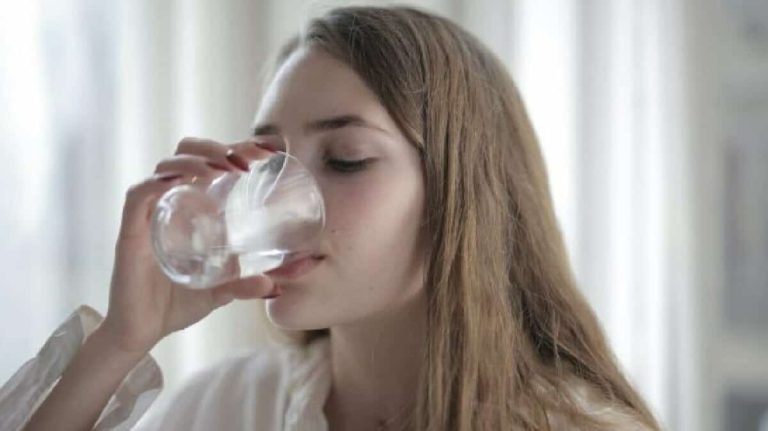 ما فوائد شرب الماء على معدة فارغة وماذا تُضيف له؟ فوائد شرب الماء على معدة فارغة watanserb.com