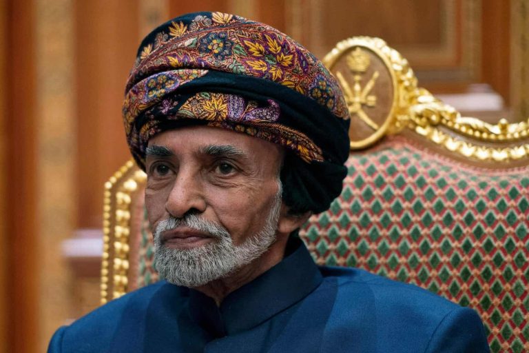 أول صورة لقابوس بن سعيد وهو سلطان.. بعد ساعات من توليه الحكم قابوس بن سعيد watanserb.com