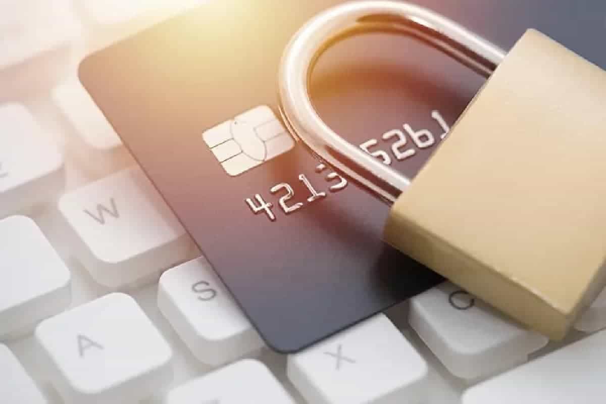 لا تترك بطاقتك خارج محفظتك واحفظها جيّدا حتى لا تتعرض للسرقة أو الضياع