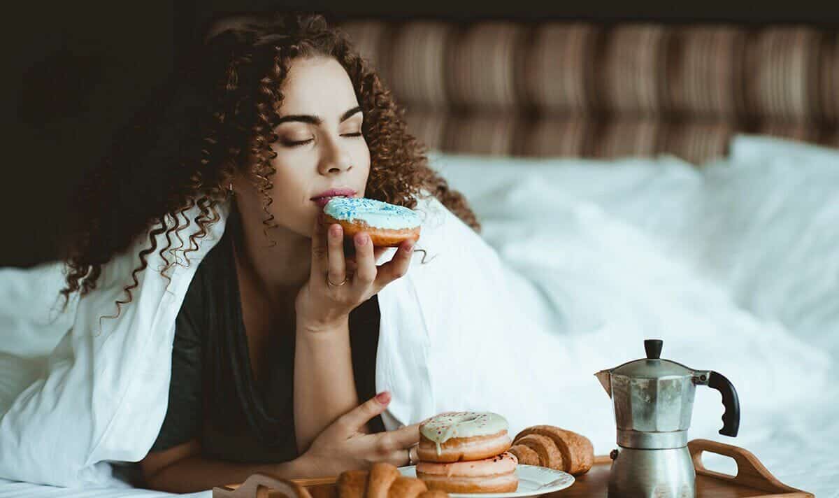 لا تنحصر المنتجات الدهنية في البرغر والبيتزا فحسب، بل يجب الحد من تناول الجبن واللحوم واللحوم الباردة أو الزبدة.