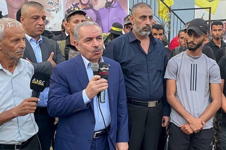 ما دلالة ظهور محمد اشتية محاطاً بمسلحي المقاومة في جنين؟ محمد اشتية watanserb.com