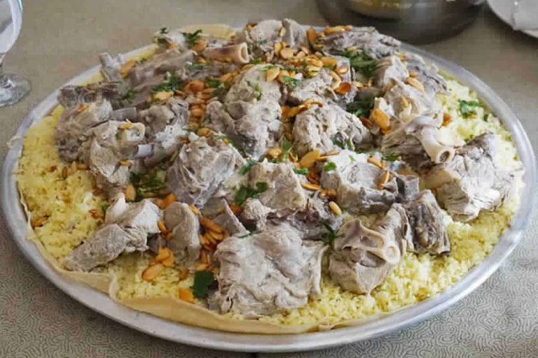 الأردن.. جائزة مالية لمن ينسف هذا الطبق في 8 دقائق (فيديو) المنسف الأردني watanserb.com