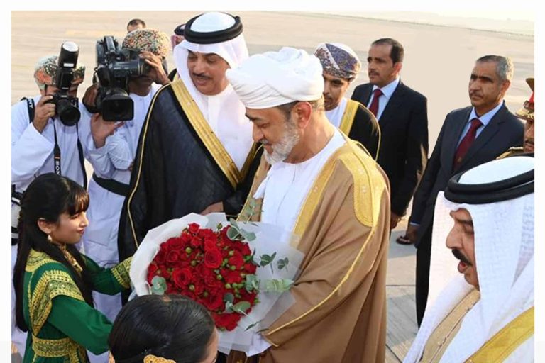 موكب ملكي مهيب استقبل سلطان عمان هيثم بن طارق في البحرين هيثم بن طارق في البحرين watanserb.com